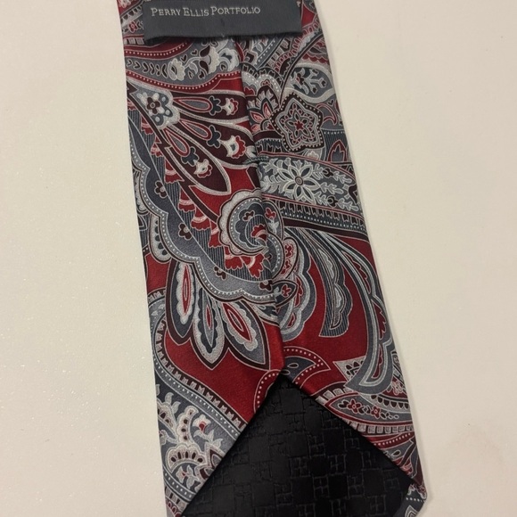 Perry Ellis Portfolio Men’s Paisley Necktie – Red, Gray & Black | Classic Silk - Picture 3 of 4
